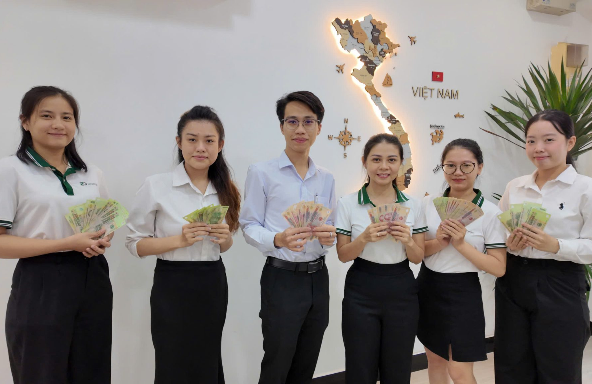 Nhận thưởng nhân dịp HPD GROUP đăng kí chứng nhận bảo hộ nhãn hiệu thành công